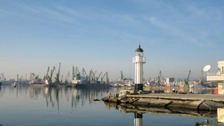 Пристанище Варна затворено за маневриране на кораби