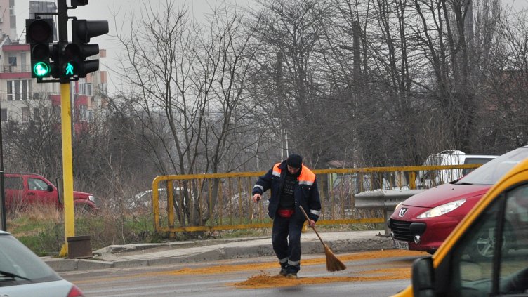 Разлята нафта предизвика две катастрофи