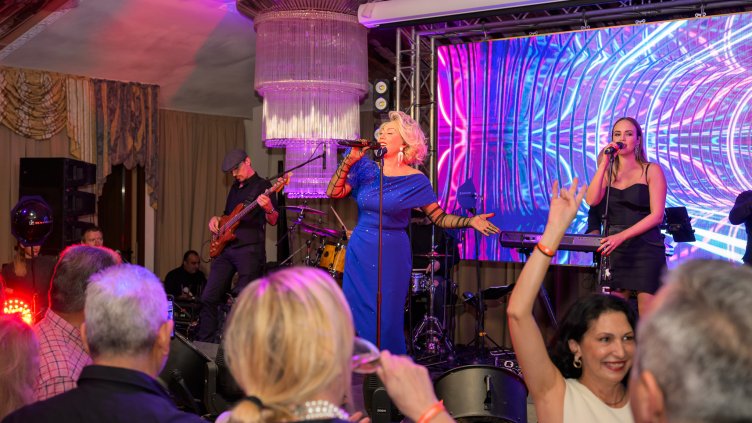 Лепа Брена пя на частно парти в Кранево (СНИМКИ)