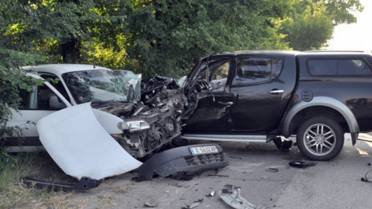 Шофьор заспа, блъсна камион и пикап