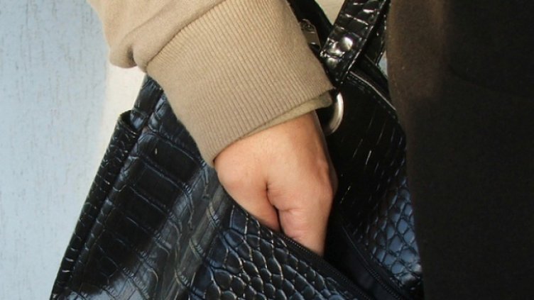 Осъдиха 21-годишна от Игнатиево за джебчийска кражба