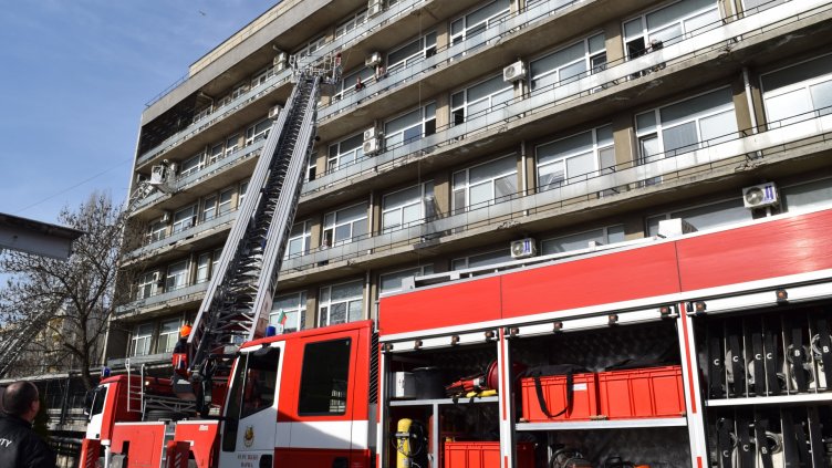 Зрелищна акция проведе пожарната в МБАЛ „Св. Анна” (СНИМКИ)