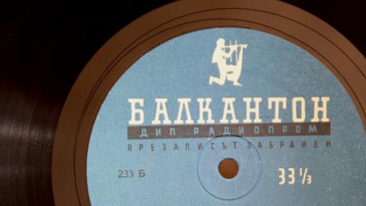  Изложба &bdquo;И стих, и песен&rdquo; подредиха в Регионалната библиотека във Варна
