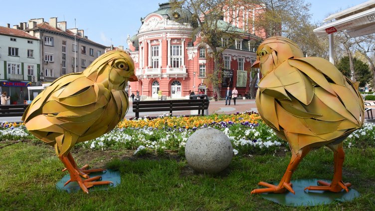 Великденски яйца и пилета красят центъра на Варна (СНИМКИ)