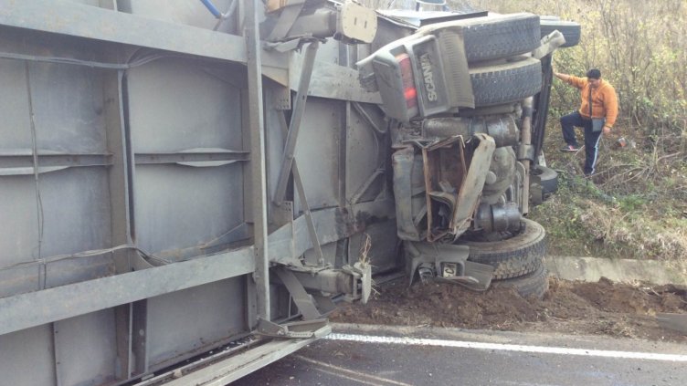 Контейнер на ТИР се обърна във "Владиславово"