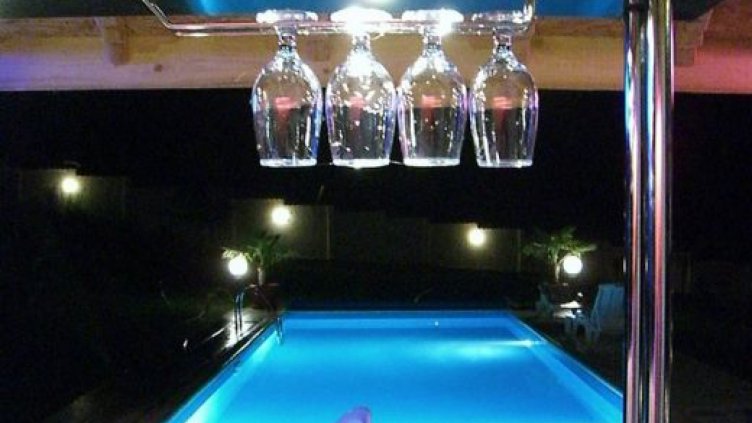 Шведски екстри: Откриват басейн за хора с "неутрална полова идентичност"