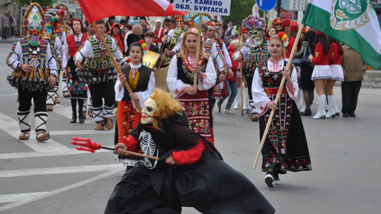 Пъстър карнавал създаде настроение в центъра на Варна (СНИМКИ + ВИДЕО)