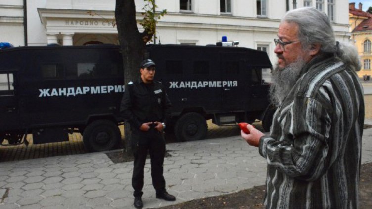 Нова доматена фиеста пред парламента