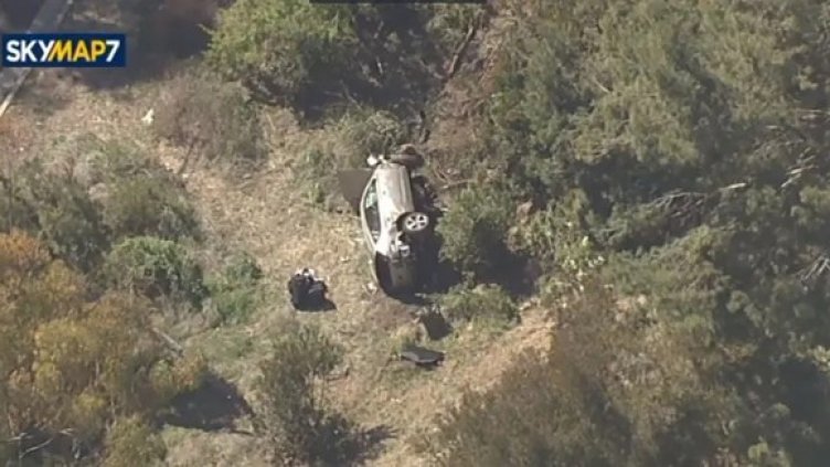 Тежка катастрофа с голфъра Тайгър Уудс до L.A. Паднал в дере, оперират го