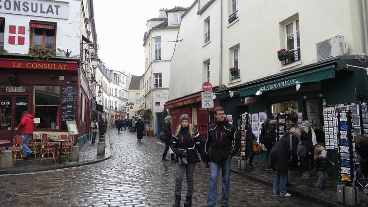 Срещу секстормоза във Франция – глоба за подсвирквания, жестове  