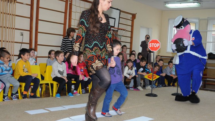 АКТРИСАТА ОТ ДЪРЖАВЕН КУКЛЕН ТЕАТЪР – ВАРНА ВЕСЕЛИНА КАЛЧЕВА помогна на децата да покажат на инспектор Хипо всичко, което знаят за правилното движение по пътищата. Снимка ПЛАМЕН ГУТИНОВ.