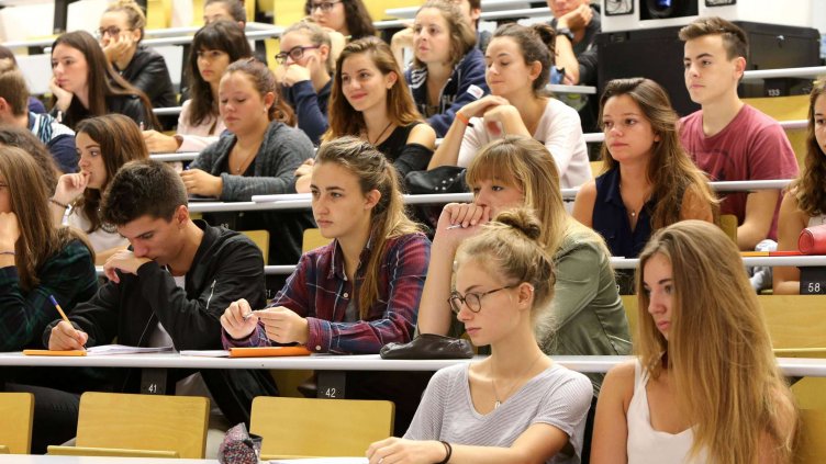 Студенти без такси – възможно е и в България! Има условия, има и уловки