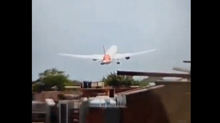 Пътнически самолет с близо 240 души на борда се разби в Индия ВИДЕО