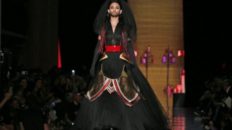 Кончита дебютира на модния подиум