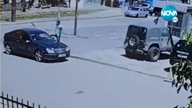 Мъж рита и плю жена заради засичане на пътя