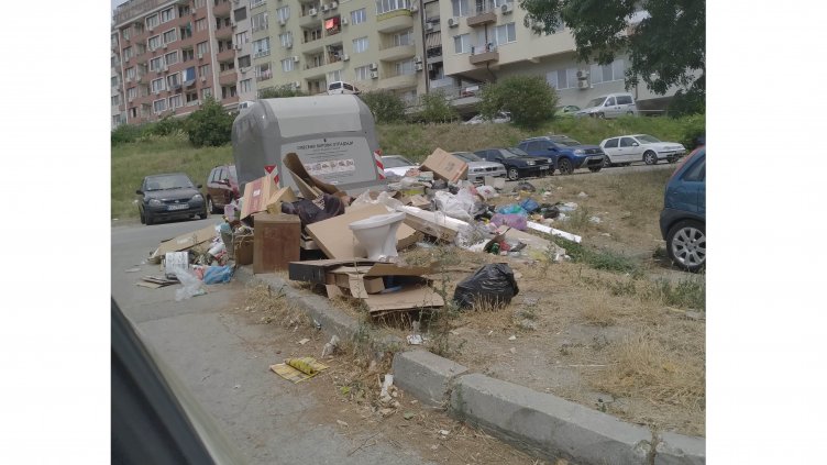 Във "Възраждане" 3 във Варна пропищяха от боклуци