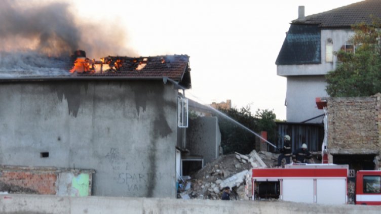 Апартамент и къща горяха във Варна