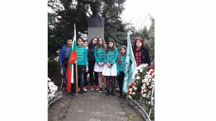 Варненски ученици с униформи на четници почетоха паметта на героите на Априлското въстание