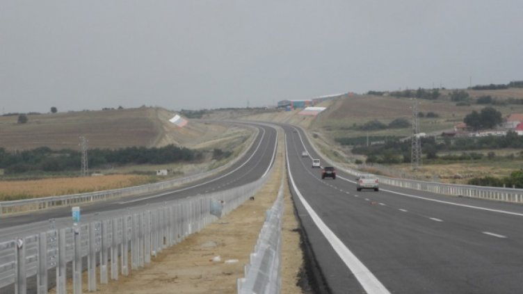 Шофьори карат в насрещното на "Струма"