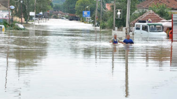 След бедствието: Водата се оттича, но липсва храна