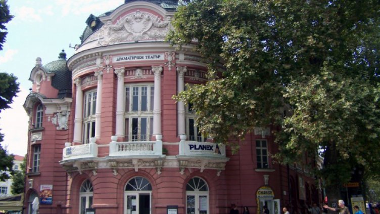 Търсят нов шеф на театъра и операта във Варна