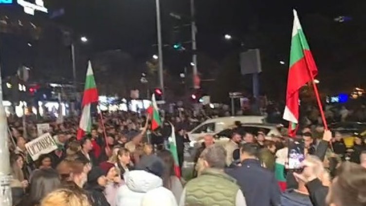 Откриха пиратки, спрейове, нож и метален бокс в протестиращи снощи във Варна 