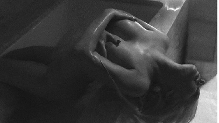 И Кристина Агилера с домашна еротика