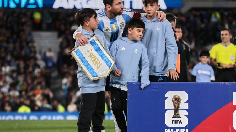 Меси изигра последния си мач за Аржентина и вкара два гола