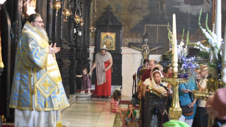 Катедралният храм във Варна се изпълни на големия празник (СНИМКИ)