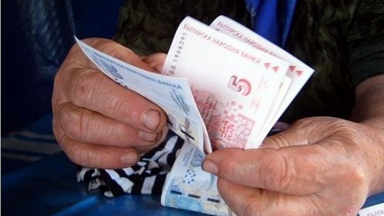 Загрижена тъща даде 11 300 лева нa измамник