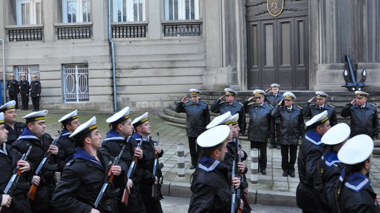 Вицеадмирал Николов бе посрещнат тържествено в Щаб на Военноморските сили във Варна; Снимка: Пламен Гутинов