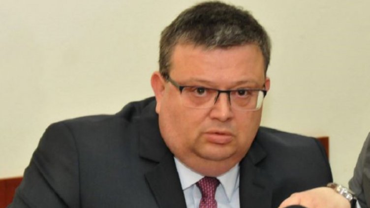 Сотир Цацаров с изненадващо посещение в парламента