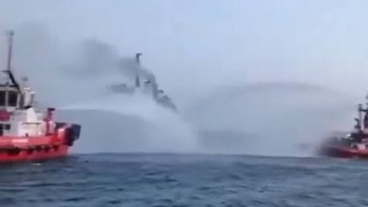 Гори товарен кораб, плаващ от Египет към България