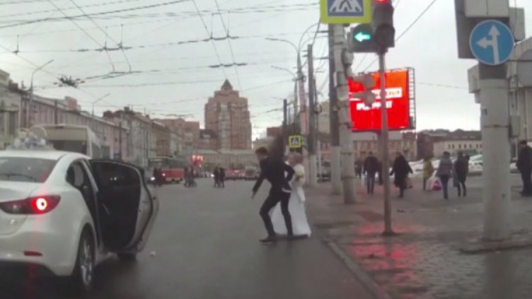 Булка наби младоженеца с букета (видео)