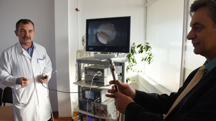 Шефът на катедрата по ортопедия и травматология към Медицинския университет във Варна доц. д-р Димитър Райков(вляво) представи възможностите на новата апаратура.