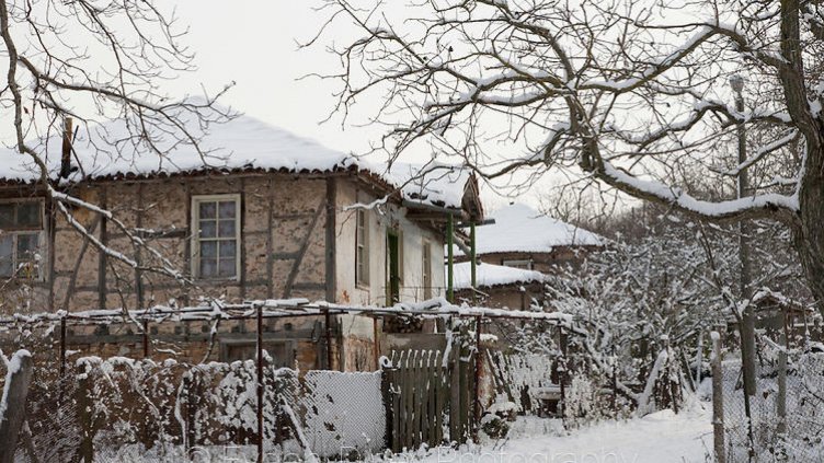 Пощальони изминават километри в преспите, за да доставят пенсиите