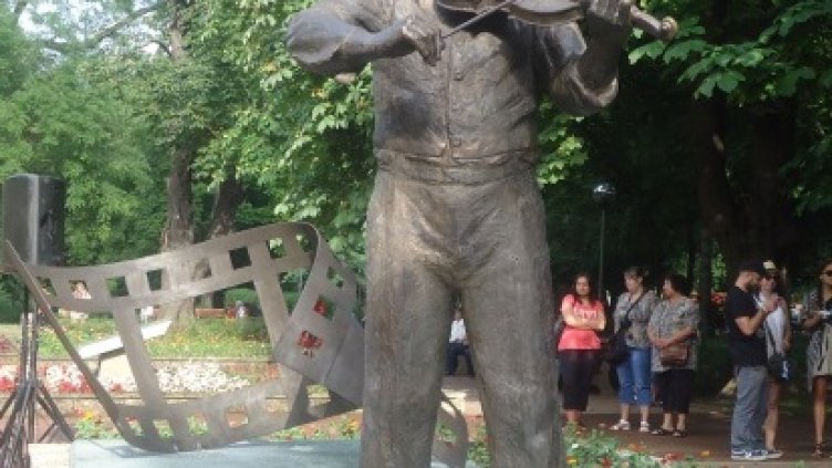 Откриха паметника на Тодор Колев в Шумен