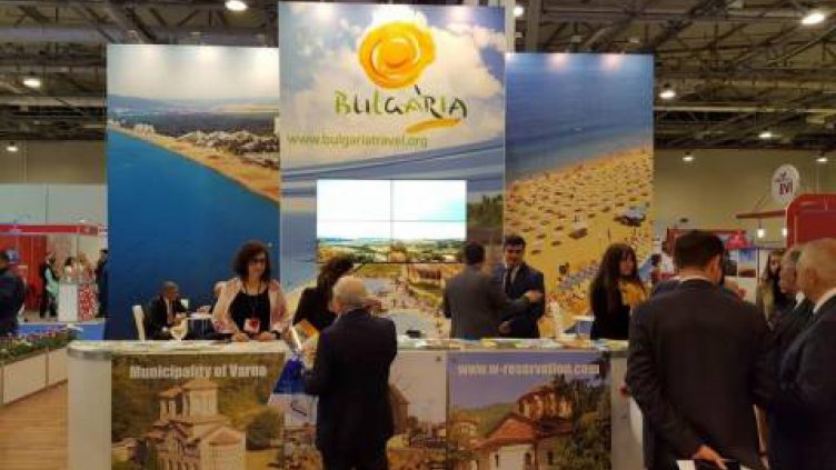 Президентът на Азербайджан с интерес към щанда на Варна в Баку