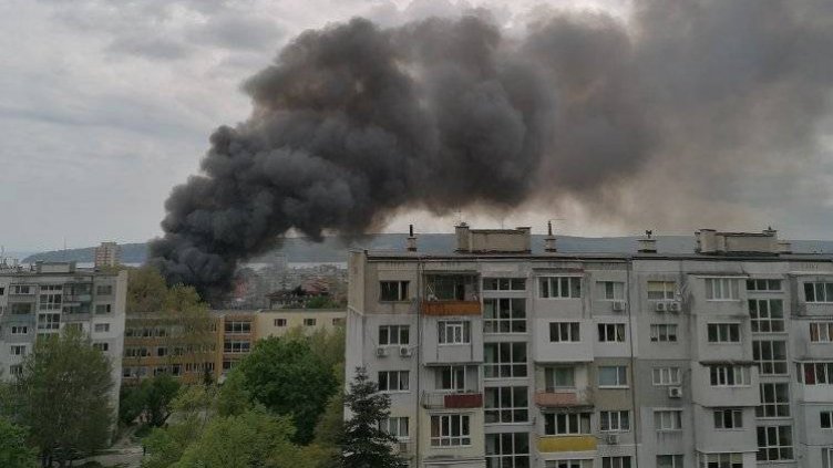 Голям пожар гори до Първа ЕГ във Варна
