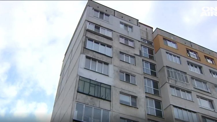 Два куршума по апартамент на 8-ия етаж в София. Семейството е в шок! (ВИДЕО)