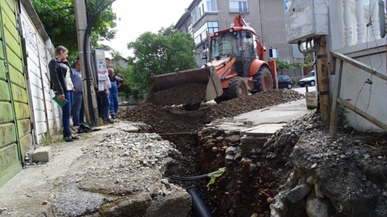 Ремонтират каньона на ул. „Родопи” в Дупница, отнесена от поройния дъжд