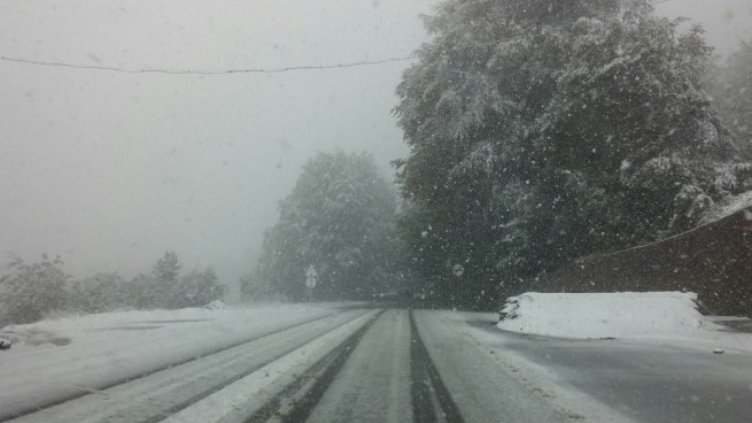 Сняг на Петрохан, има заледяване на пътя