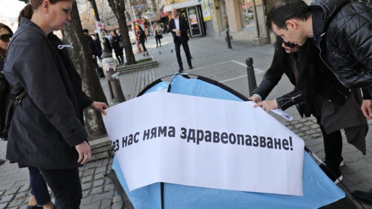 Здравни работници разпънаха палатка пред ресорното министерство 