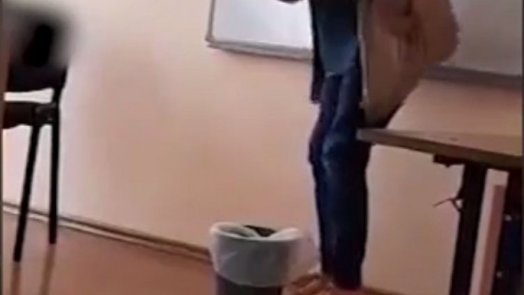 Учителка хвърли кошче за боклук по ученици