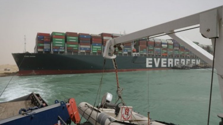 Освобождават кораба, блокирал Суецкия канал