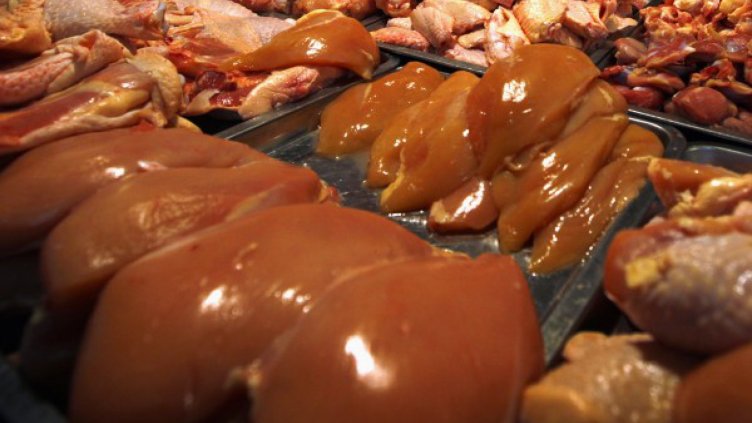 Наблюдават пристигащите в България пратки с месо от полски производител