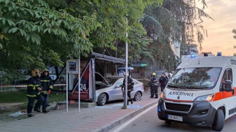 20-годишен шофьор се заби в спирка във Варна, четирима са пострадали