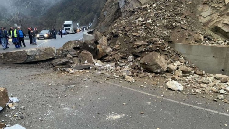 Паднали камъни блокираха пътя Кричим - Девин