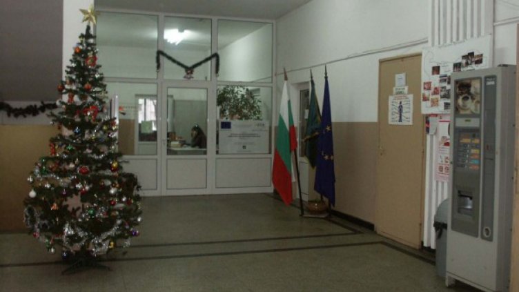 Ядосан баща наби единайсетокласничка в час