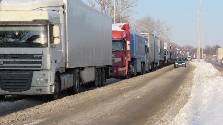 Километрични опашки от ТИР-ове по границите 